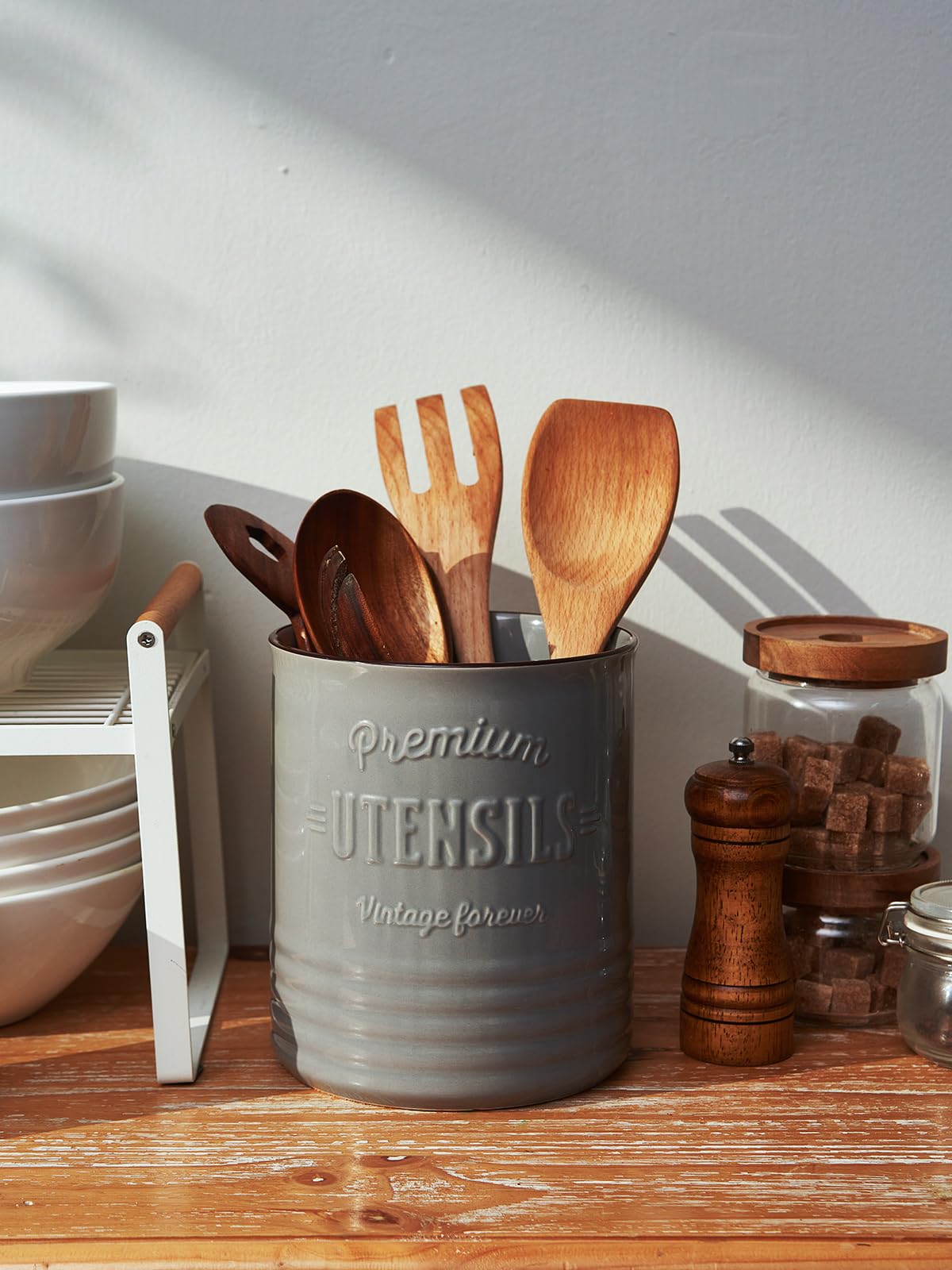 DOWAN 7.2″ Extra Large Kitchen Utensil Holder, Farmhouse Utensil Holder for Countertop, Ceramic Utensil Crock with Protection Cork Mat, Utensil Organizer for Kitchen Decor & Housewarming Gift, White