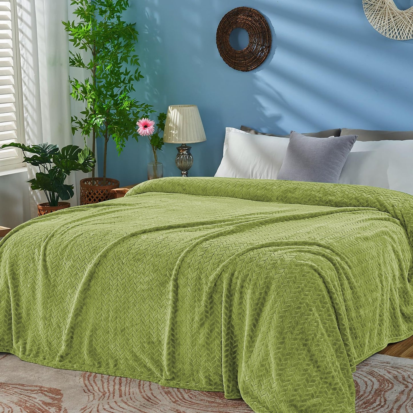 Inhand Fleece Throw Blankets, Super Soft Flannel Cozy Blankets for Adults, Washable Lightweight Blanket for Couch Sofa Bed Office, Warm Plush Blankets for All Season (50"×60", Green)