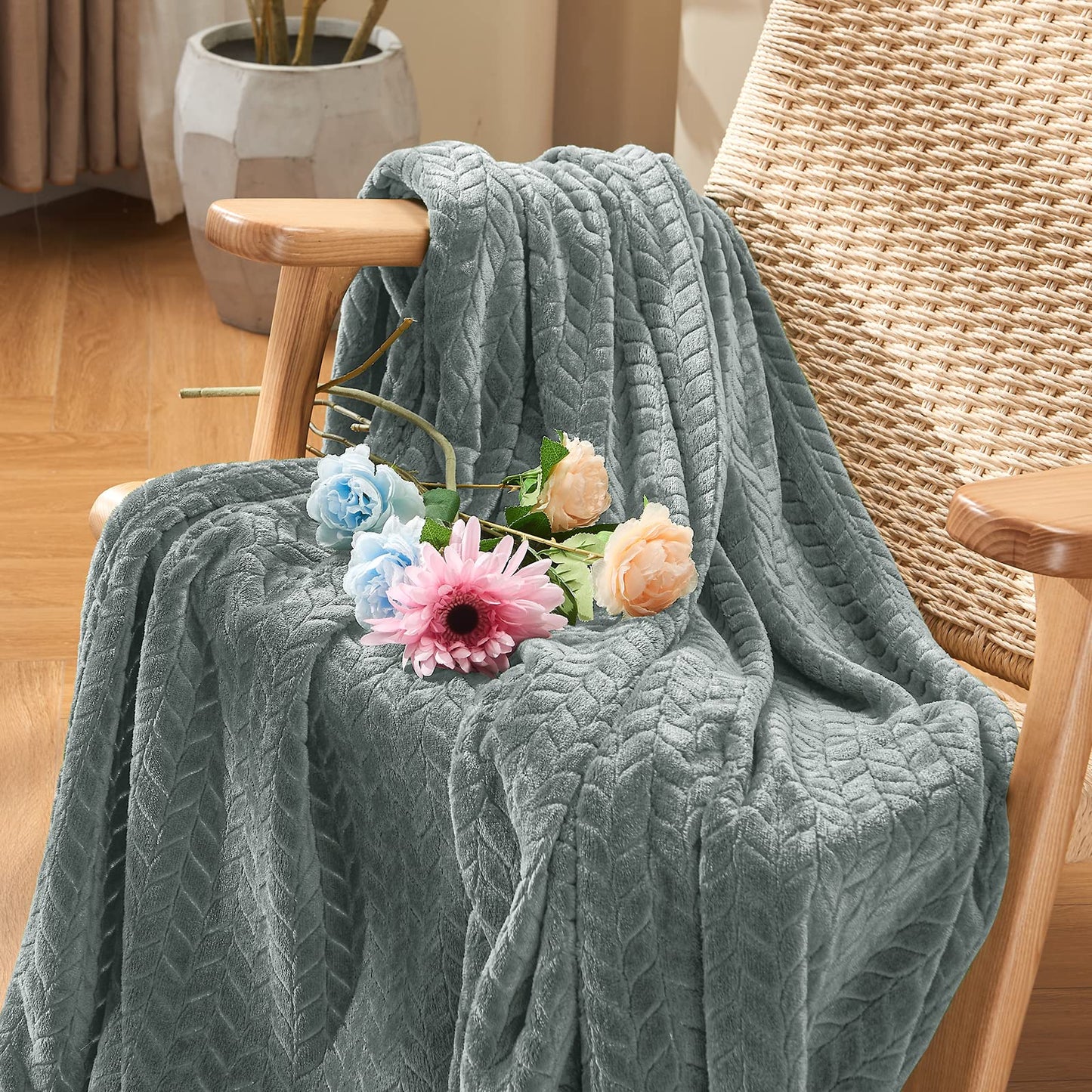 Inhand Fleece Throw Blankets, Super Soft Flannel Cozy Blankets for Adults, Washable Lightweight Blanket for Couch Sofa Bed Office, Warm Plush Blankets for All Season (50"×60", Green)
